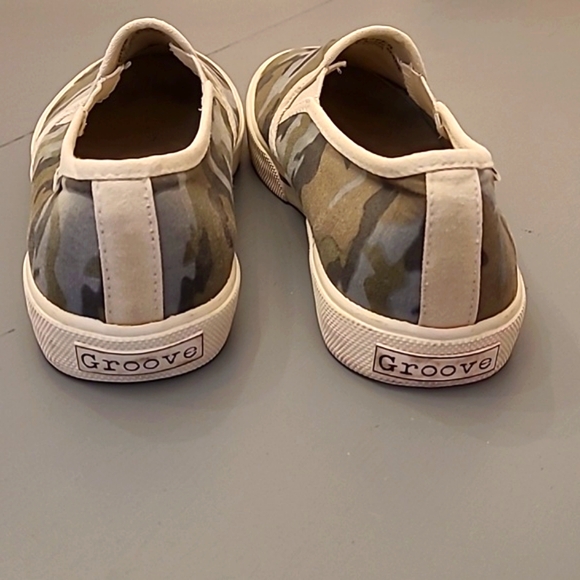 Groove Women's 7 Camo Slip-on Sneakers - Picture 5 of 14